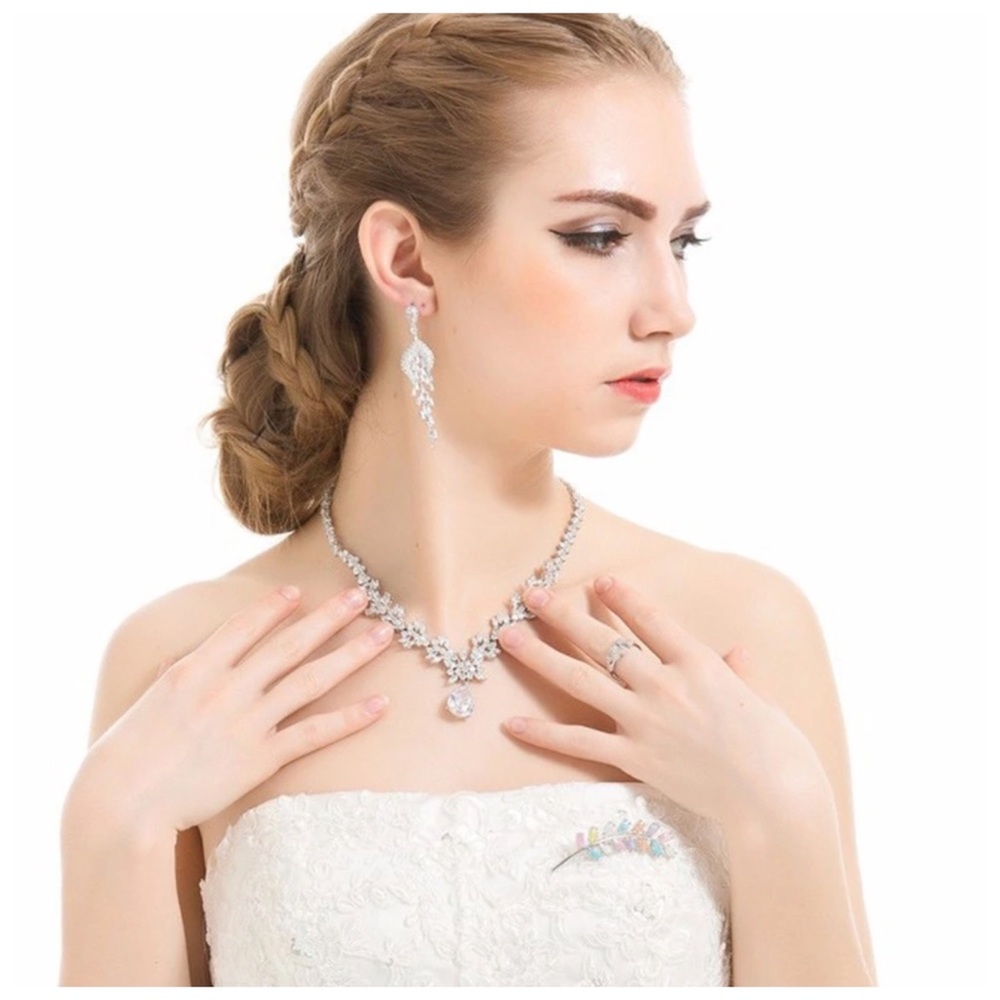 Swarovski Crystals Claire Necklace Set - Picture 4 of 6
